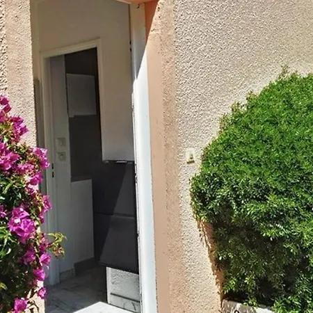 T2 Renove, Climatise Au Coeur De La Faviere Avec Parking Et Terrasse/jardinet Exposes Sud-est. - Fr-1-610-87 Bormes-les-Mimosas