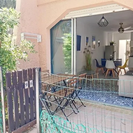 T2 Renove, Climatise Au Coeur De La Faviere Avec Parking Et Terrasse/jardinet Exposes Sud-est. - Fr-1-610-87 * Bormes-les-Mimosas