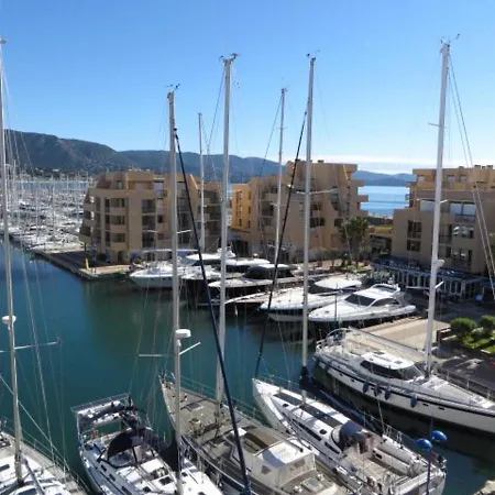 T2 Renove, Climatise Au Coeur De La Faviere Avec Parking Et Terrasse/jardinet Exposes Sud-est. - Fr-1-610-87